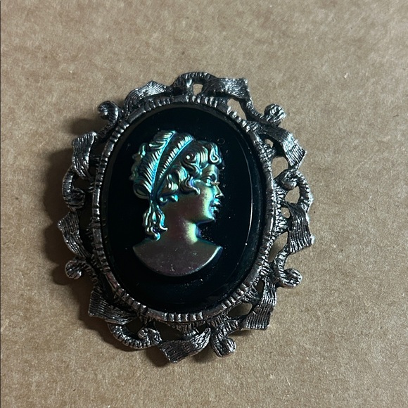 Jewelry - Elegant Irridescent and Black Cameo Brooch